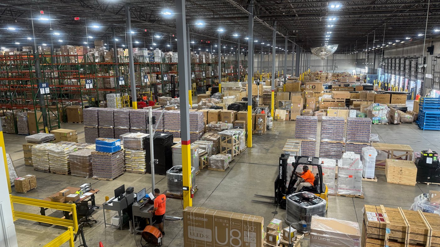 Operario con carretilla elevadora en el almacén de Interworld Freight en Miami, Florida