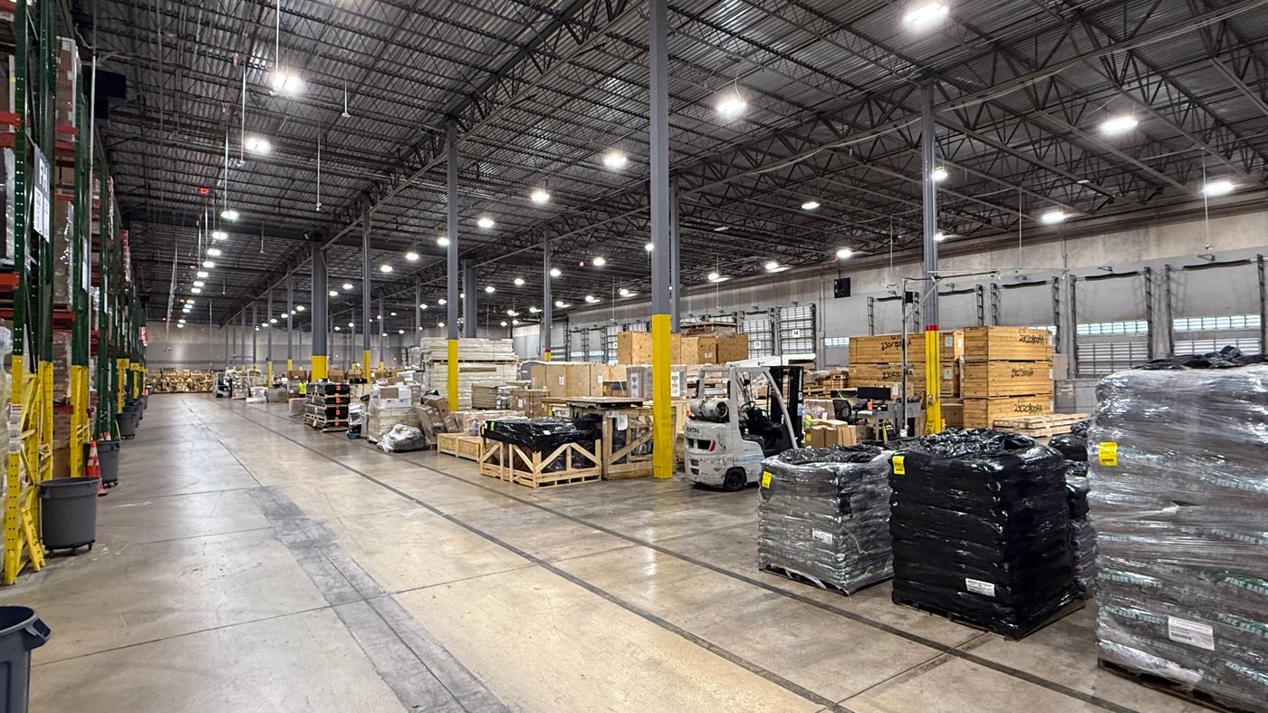 Nave del almacén de Interworld Freight con palés y carretillas en Miami, Florida