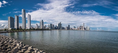 Perfil urbano de Ciudad de Panamá sobre el corredor comercial del canal
