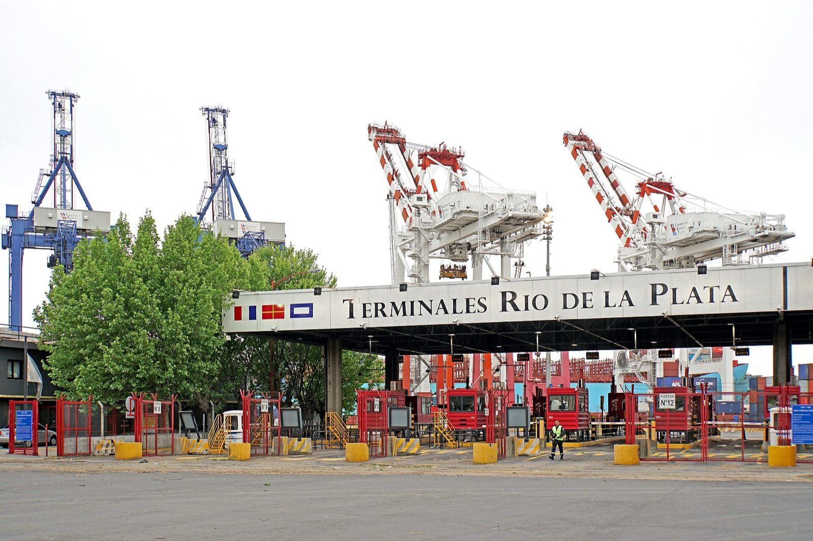 Gate and ship-to-shore cranes at Terminales Río de la Plata, Port of Buenos Aires, Argentina