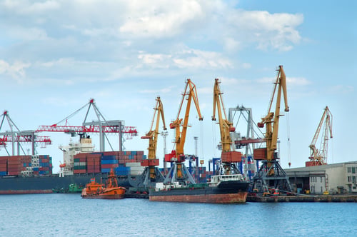 Contenedores apilados en una terminal marítima