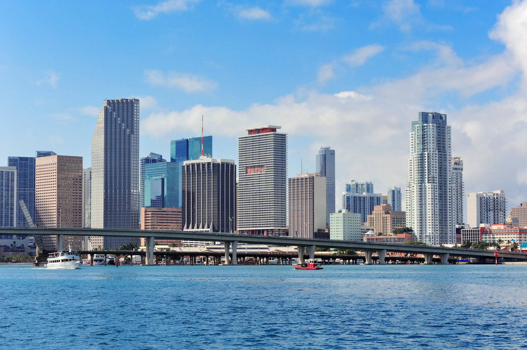 rascacielos-de-miami-con-puente-sobre-el-mar-en-el-dia rascacielos-de-miami-con-puente-sobre-el-mar-en-el-dia