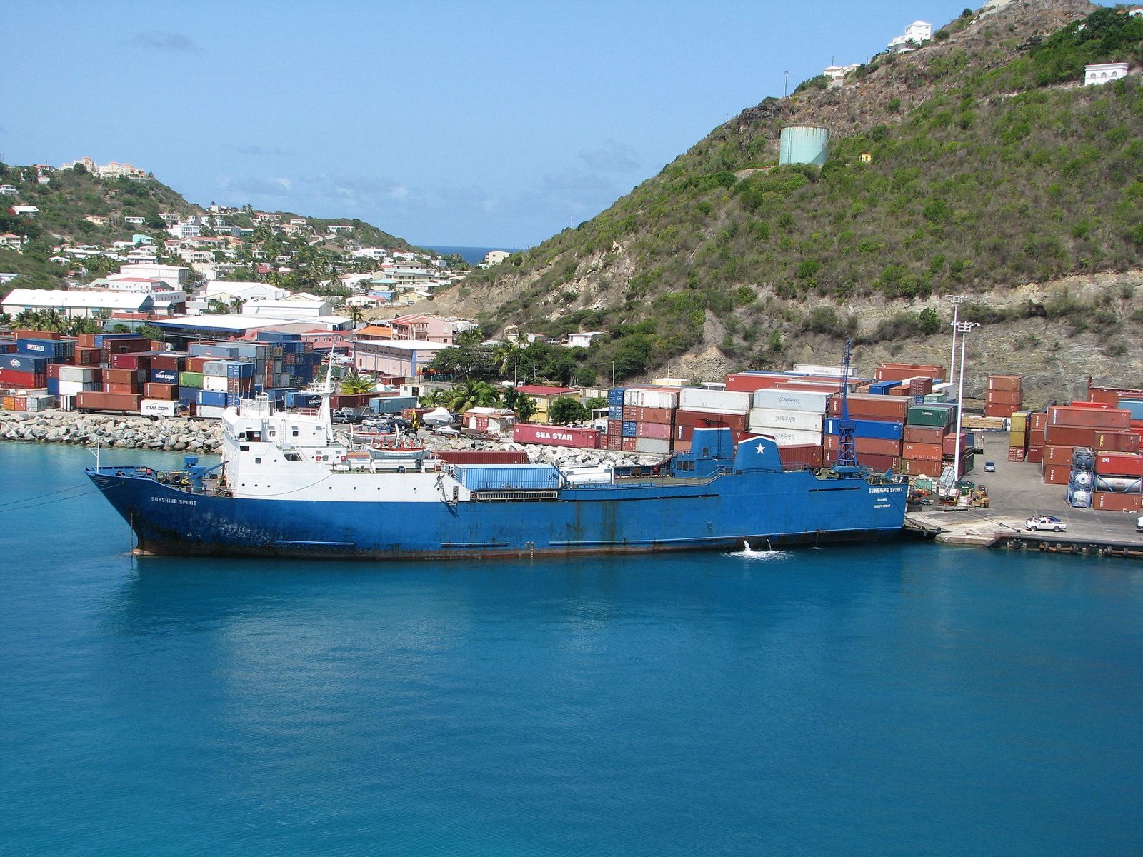 Buque de carga Sunshine Spirit atracado en el puerto de contenedores de Philipsburg, Sint Maarten