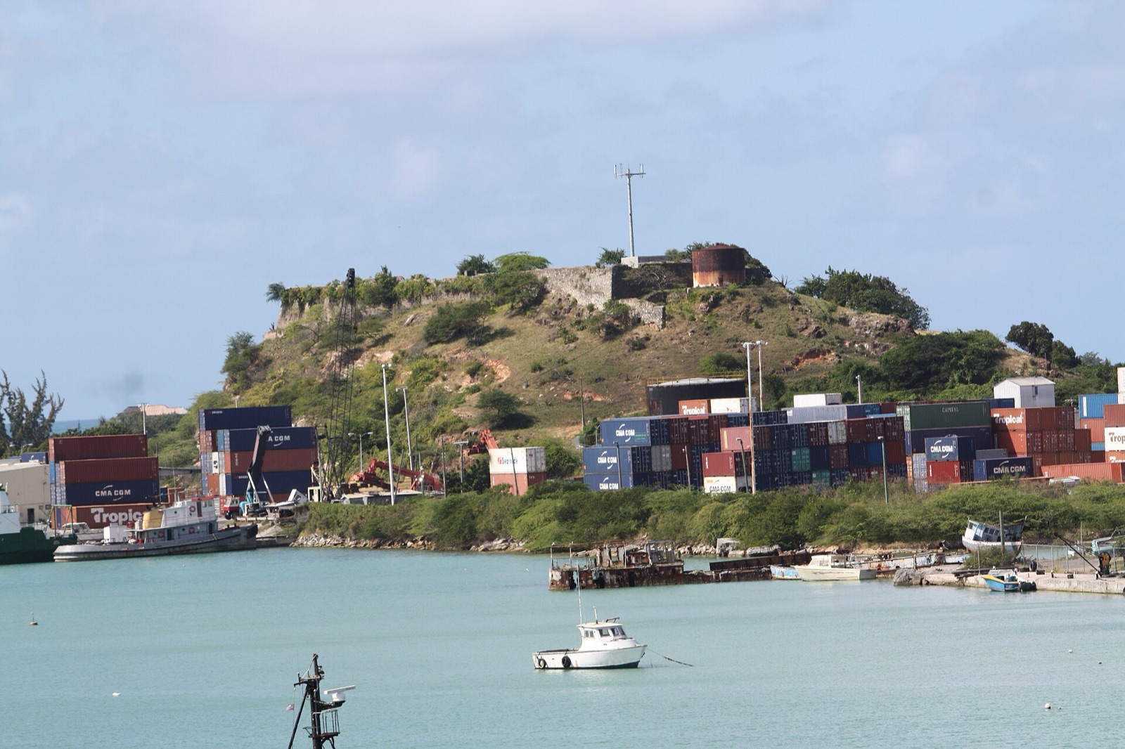 Pilas de contenedores en el Deep Water Harbour junto a Fort James, St. John's, Antigua
