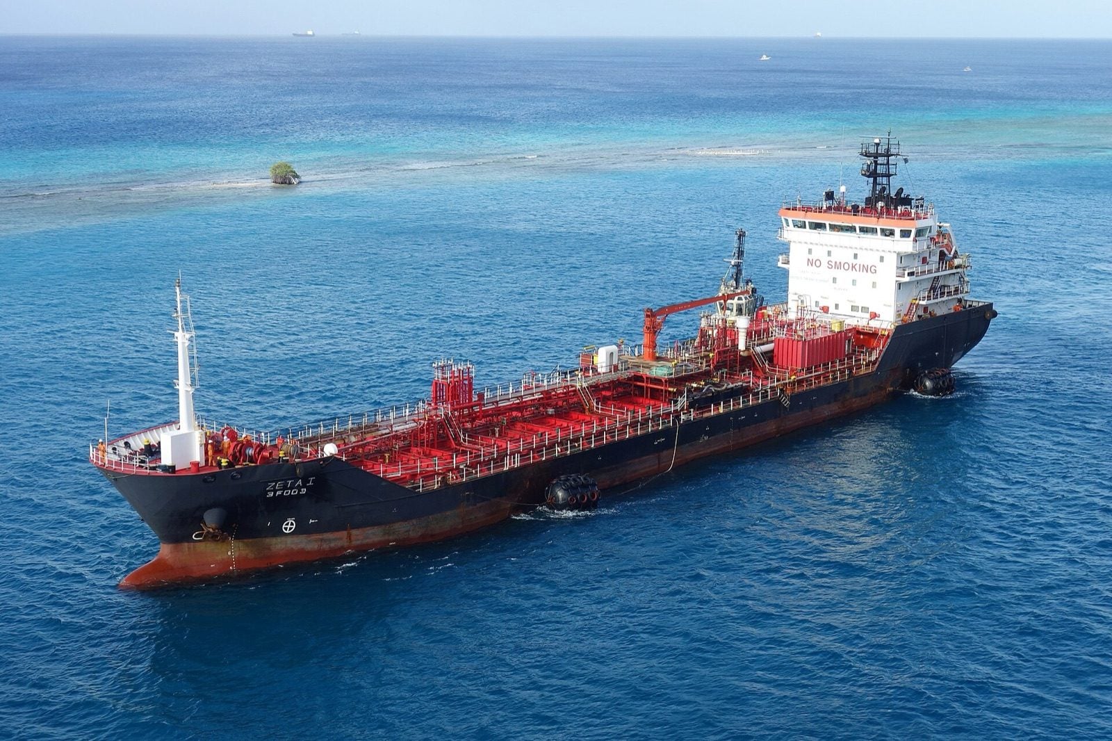 Buque tanque Zeta I entrando al puerto de Oranjestad, Aruba