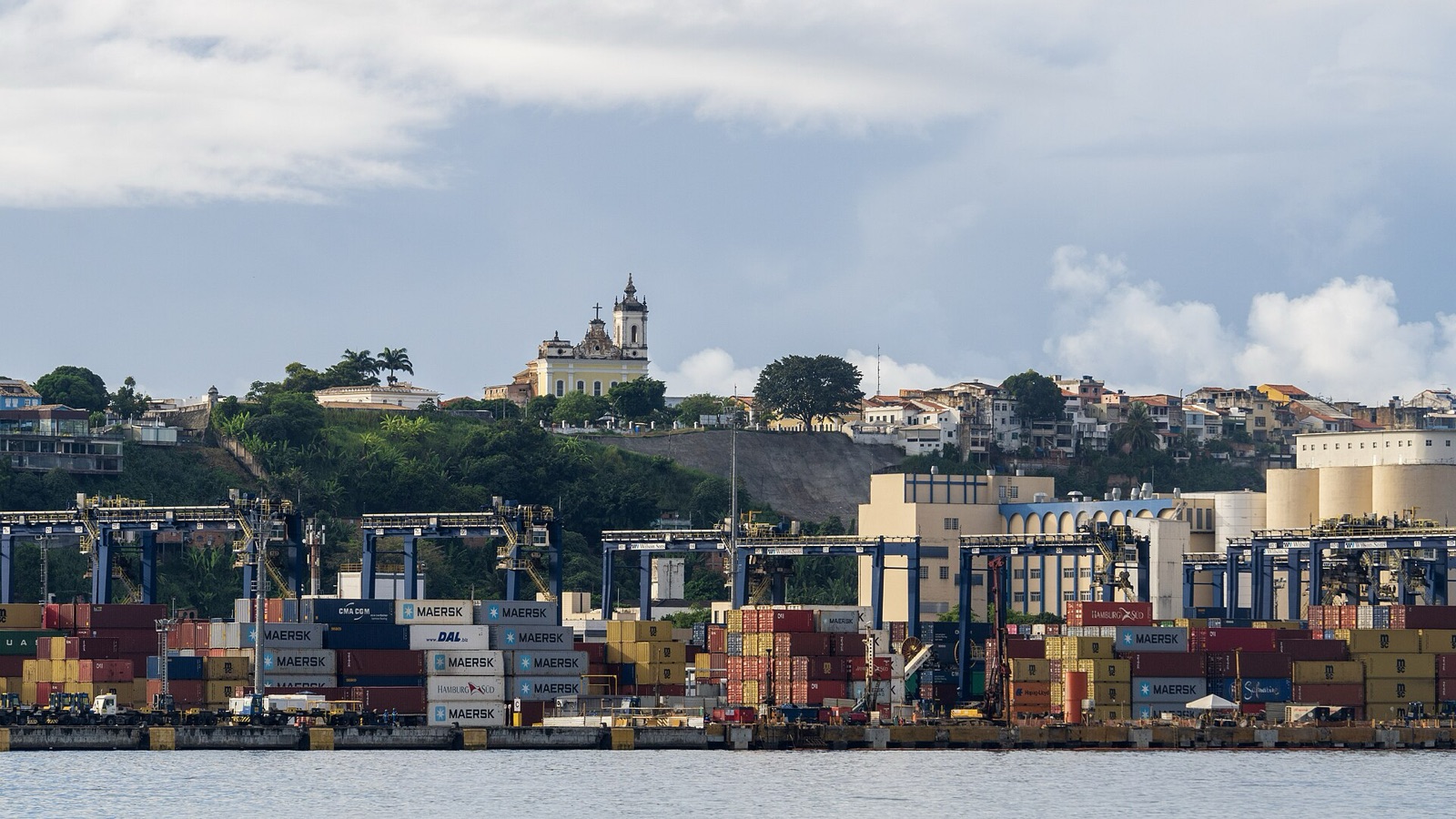 Pilas de contenedores y grúas en la terminal de carga del Puerto de Salvador, Bahía, Brasil