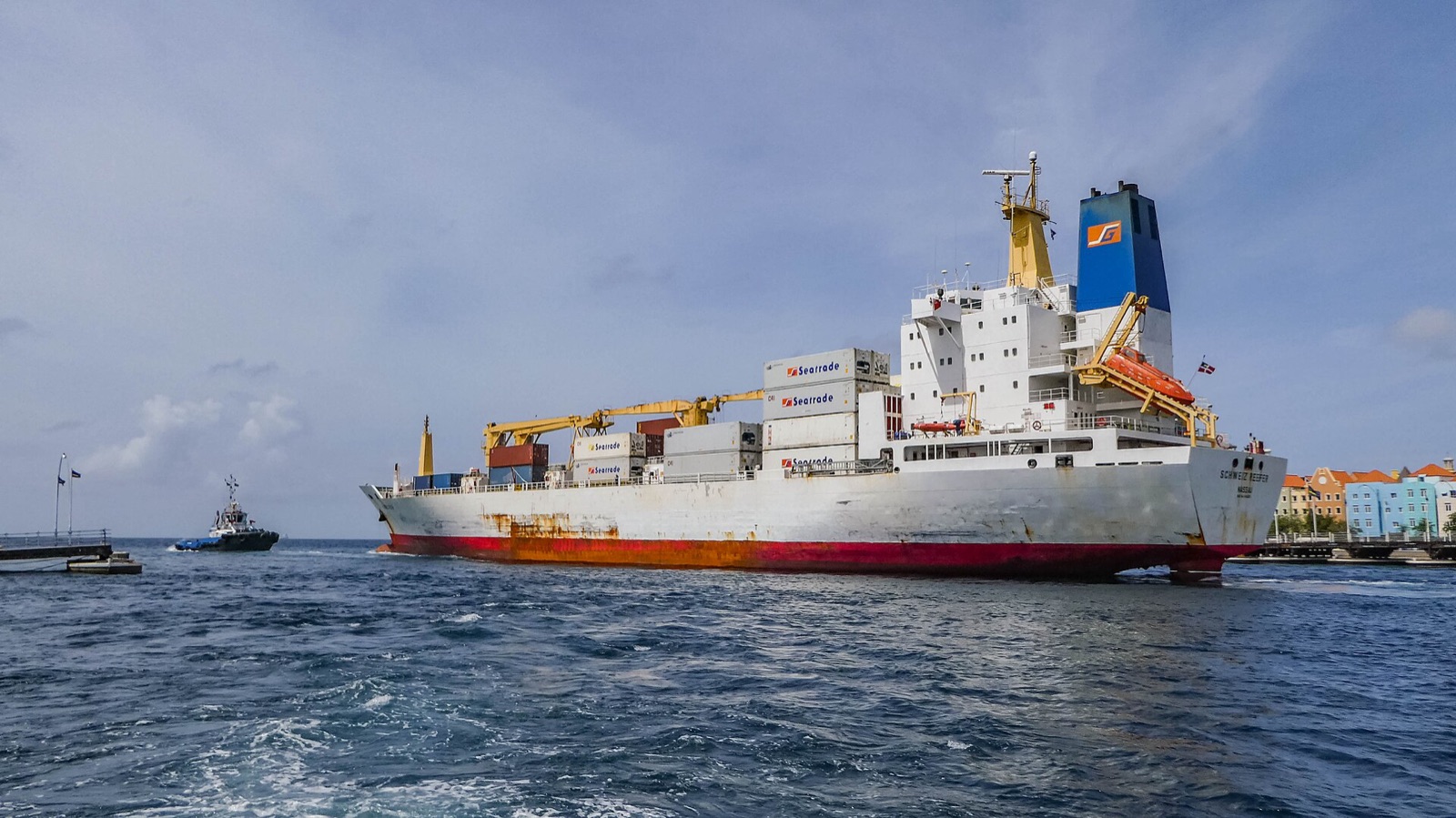 Buque refrigerado de contenedores remolcado fuera de la bahía de Santa Ana, puerto de Willemstad, Curazao
