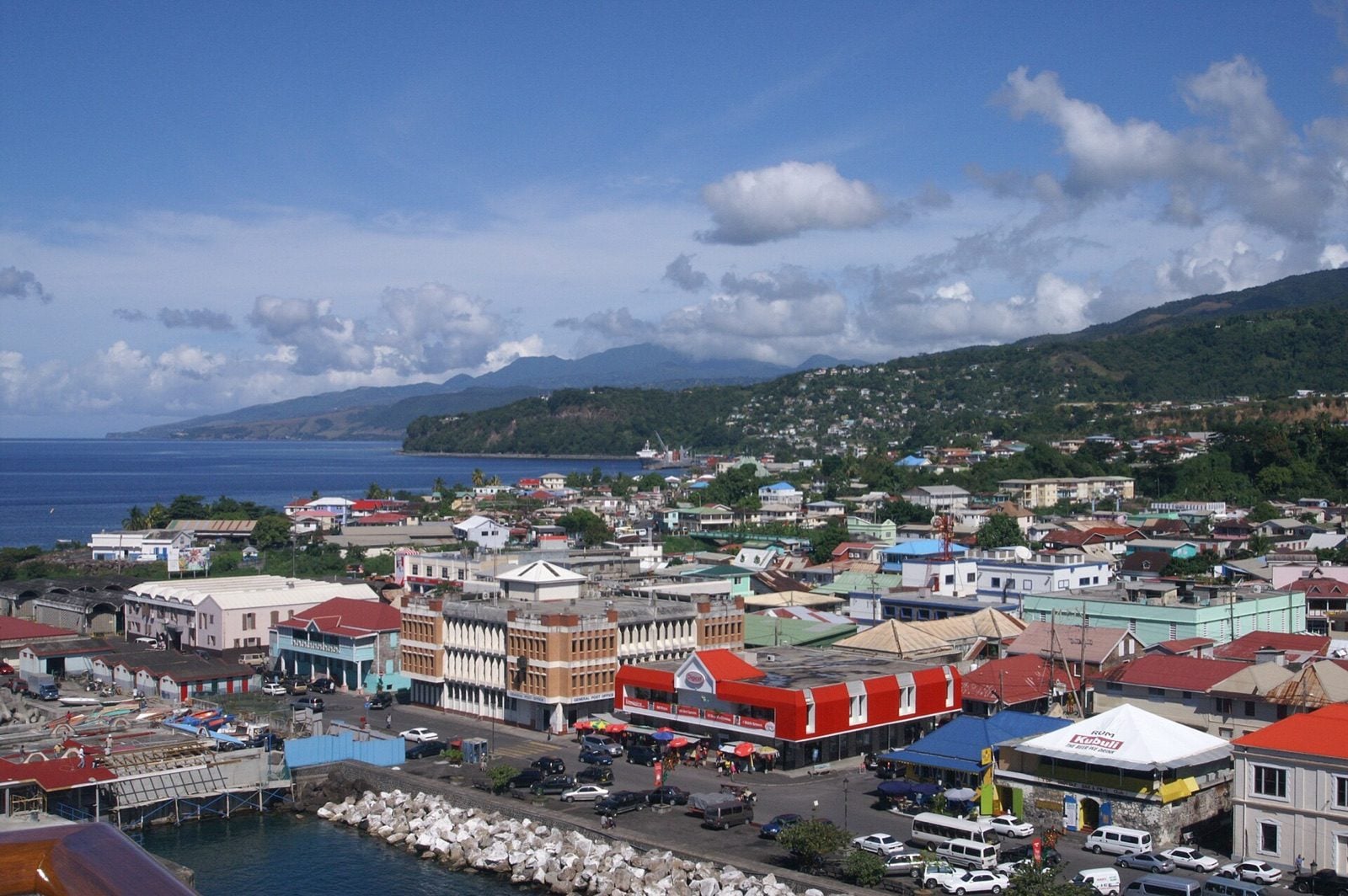 Costa de Roseau con vista al norte hacia el puerto comercial de Woodbridge Bay, Dominica