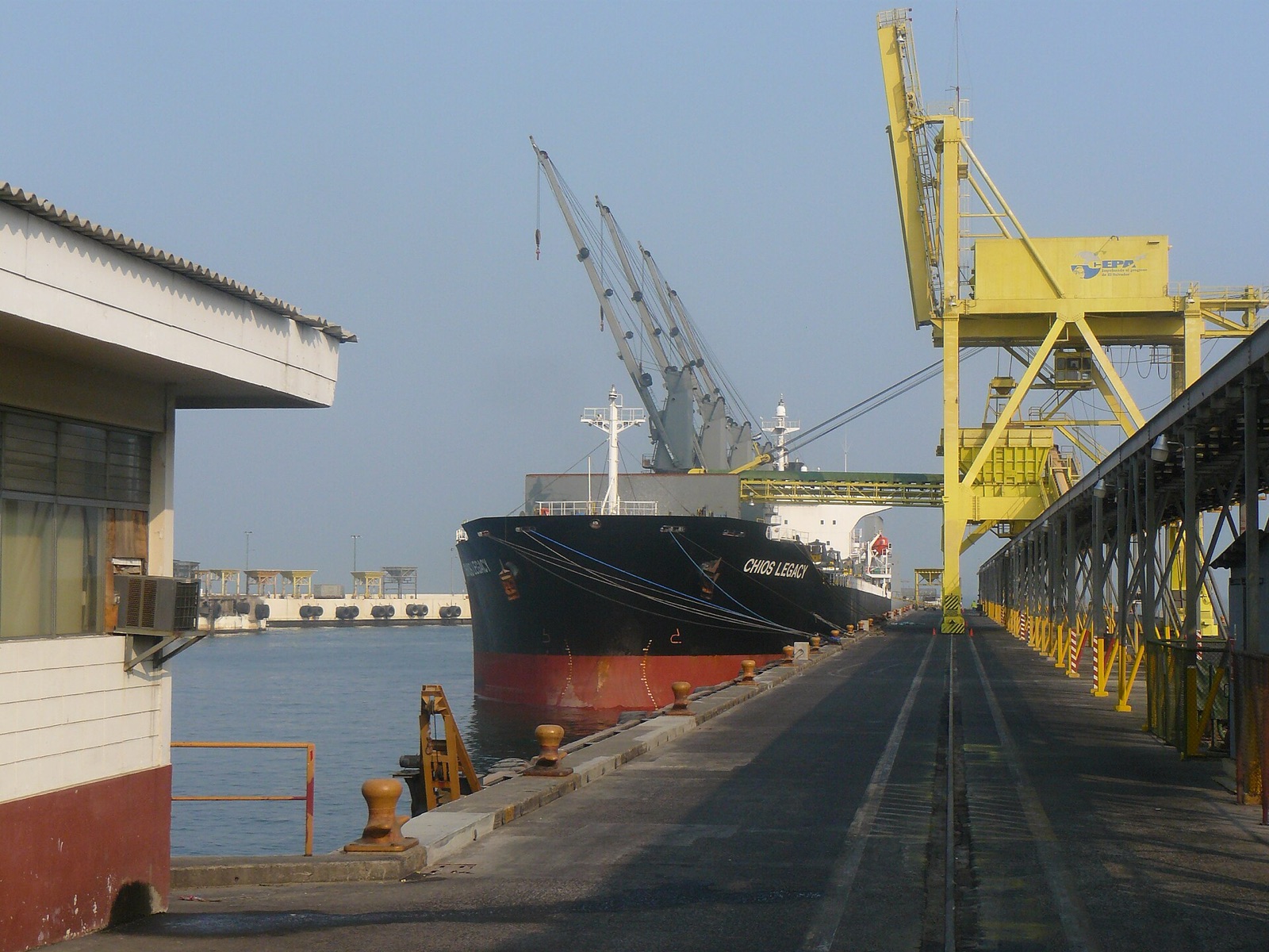 Buque granelero atracado bajo grúas de carga en el Puerto de Acajutla, El Salvador