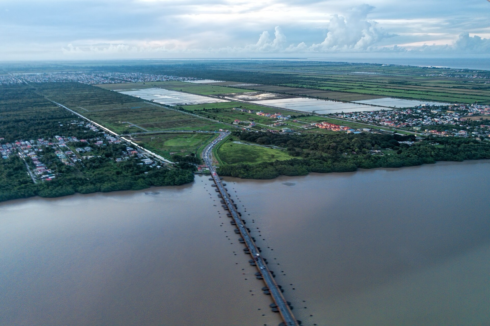 Vista aérea del puente Demerara Harbour sobre el río Demerara, cerca de Georgetown, Guyana