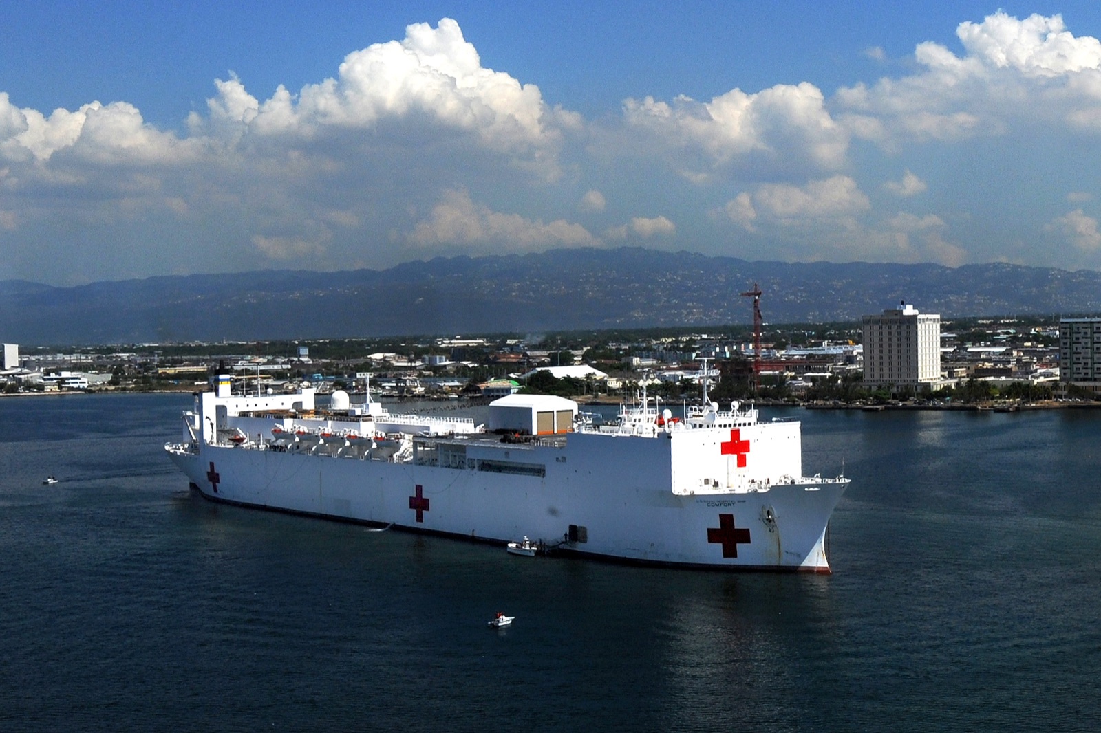 Buque hospital USNS Comfort en el puerto de Kingston, con la ciudad y las Montañas Azules al fondo, Jamaica