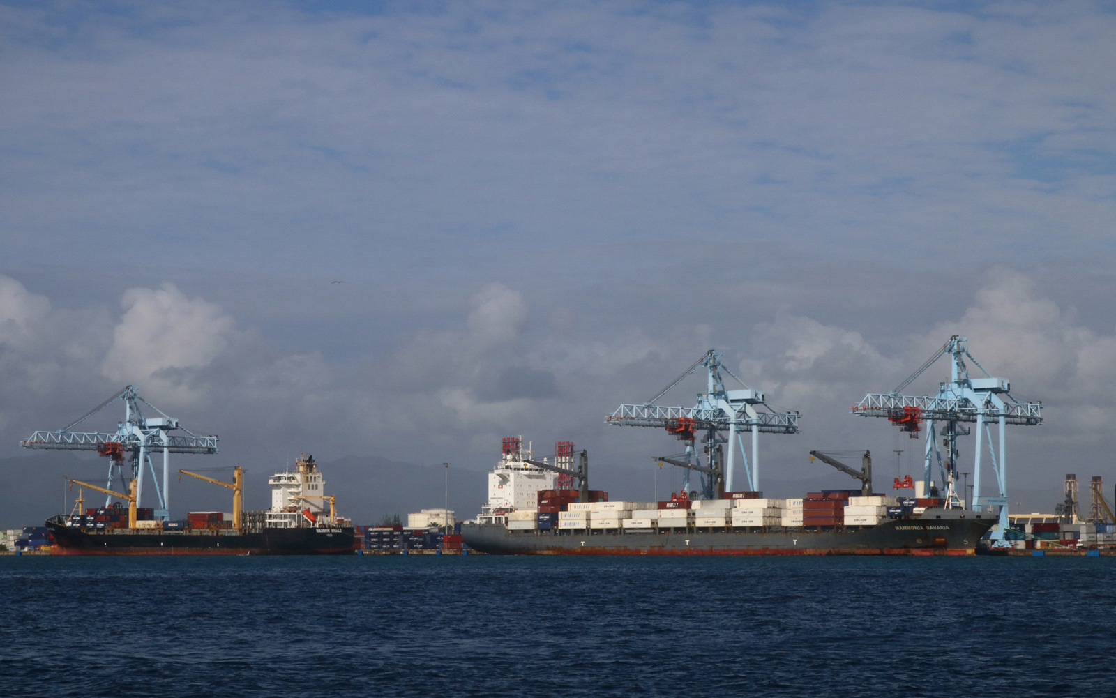 Portacontenedores bajo grúas pórtico en el puerto de Jarry, Pointe-à-Pitre, Guadalupe