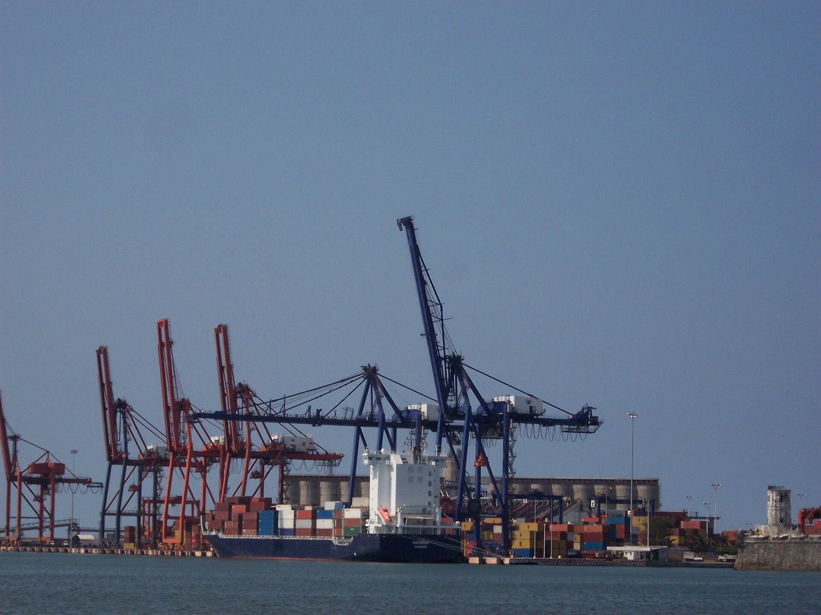 Portacontenedores e instalaciones portuarias del puerto de Veracruz, México, vistos desde el malecón