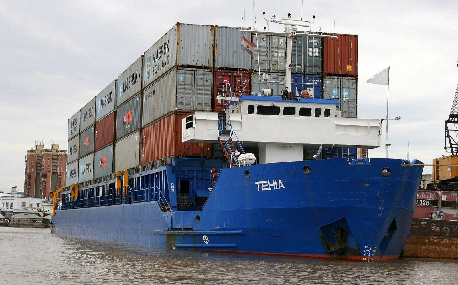 Buque fluvial portacontenedores Tehia cargado de contenedores en la bahía de Asunción, Paraguay