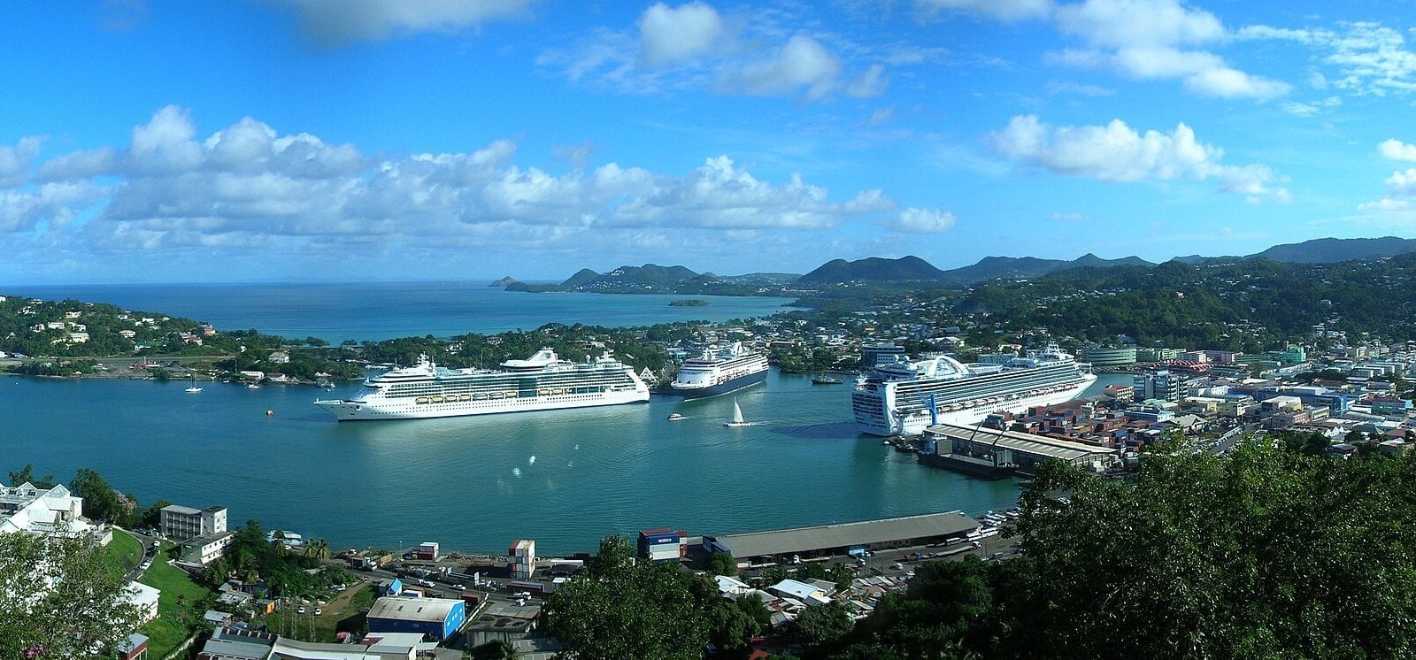 Panorámica de Port Castries con buques atracados y el patio de contenedores, Santa Lucía
