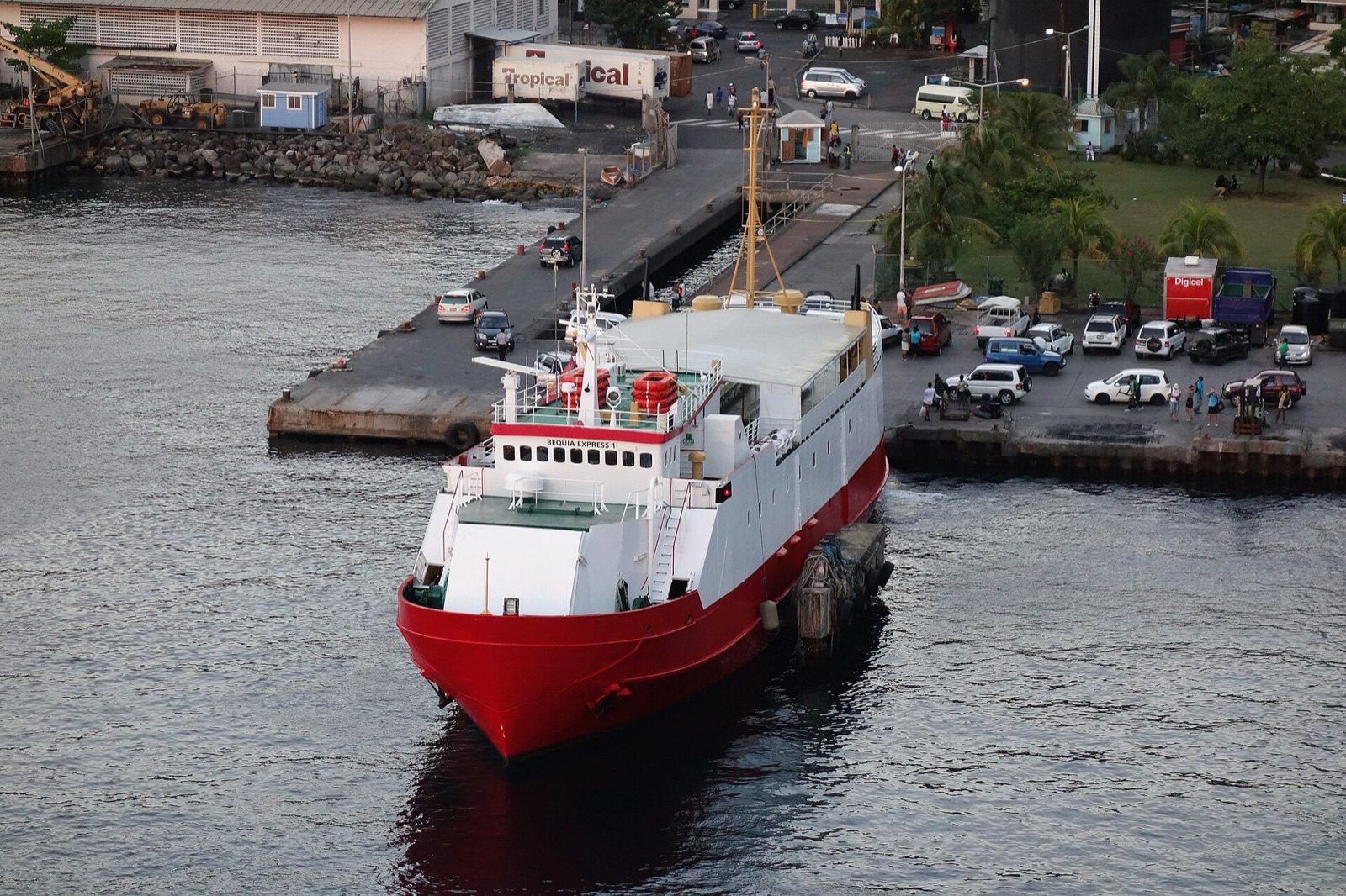 Ferri RoRo Bequia Express 1 en el muelle de carga y ferris de Kingstown, San Vicente