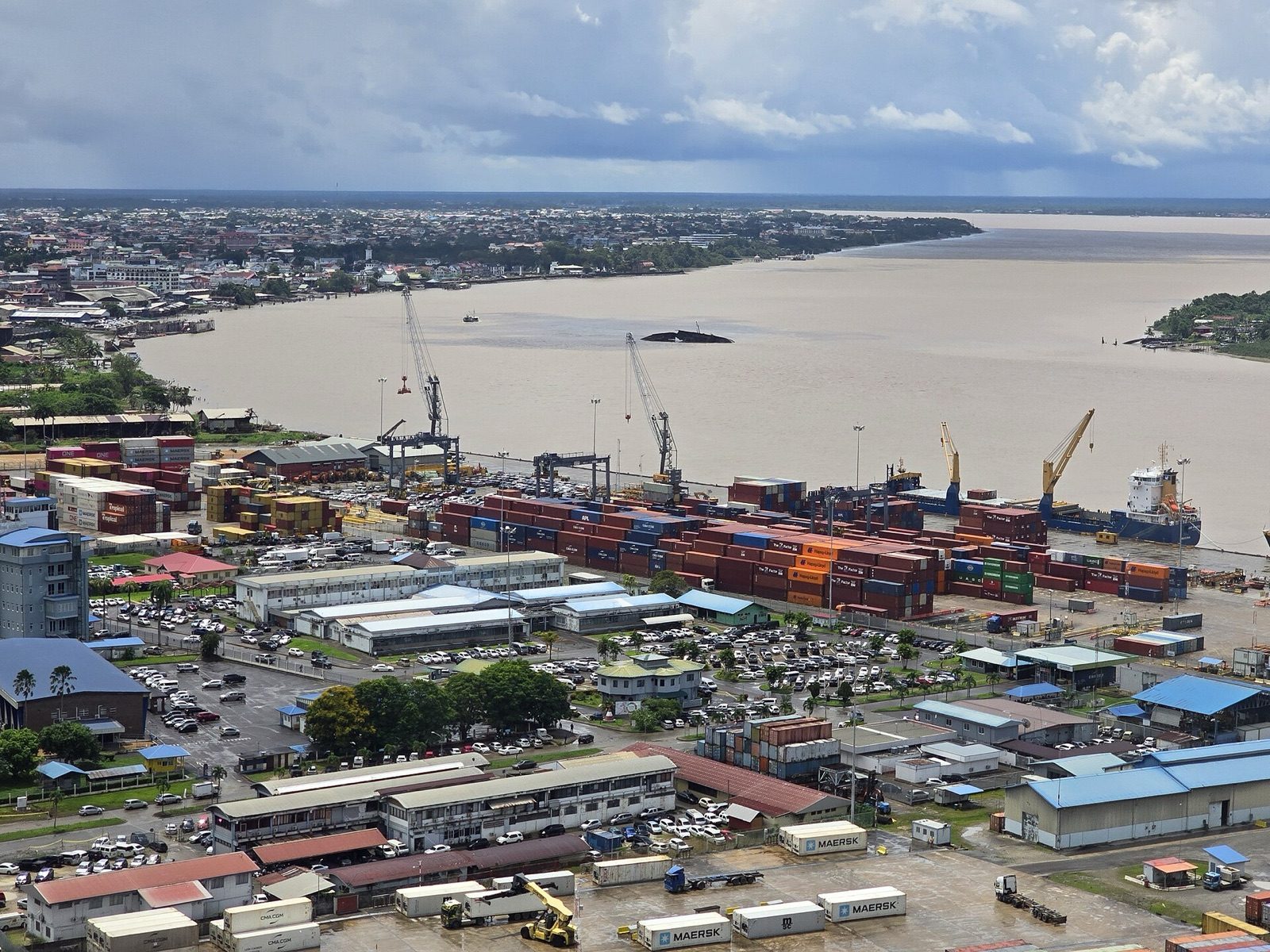 Vista aérea de los patios de contenedores y las grúas del puerto Jules Sedney, Paramaribo, Surinam