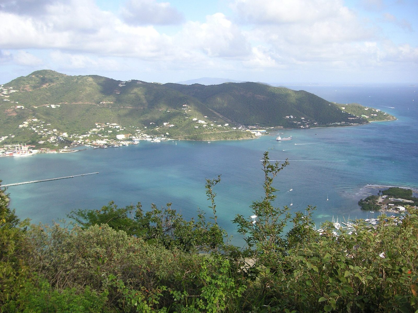 Road Harbour y Road Town vistos desde Fort Charlotte, Tortola, Islas Vírgenes Británicas