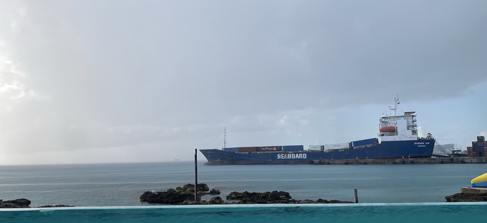 Buque portacontenedores Seaboard Sun atracado en el puerto de carga de George Town, Gran Caimán
