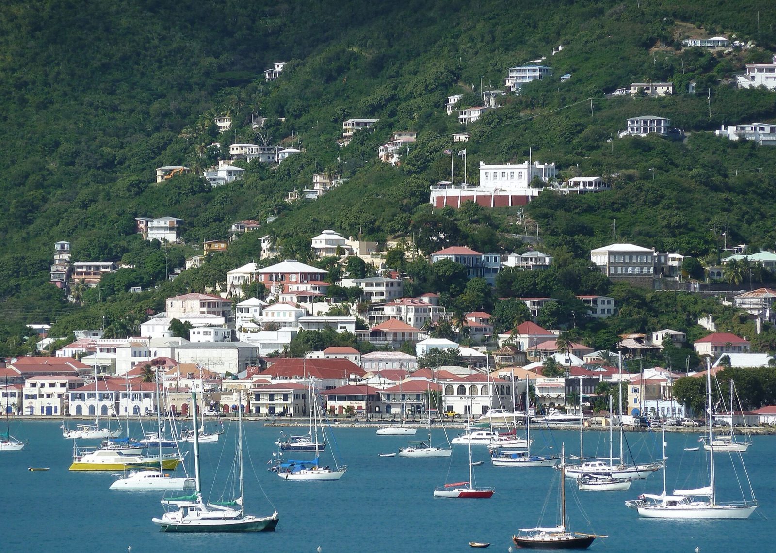 Frente marítimo y puerto de Charlotte Amalie en St. Thomas, Islas Vírgenes de Estados Unidos