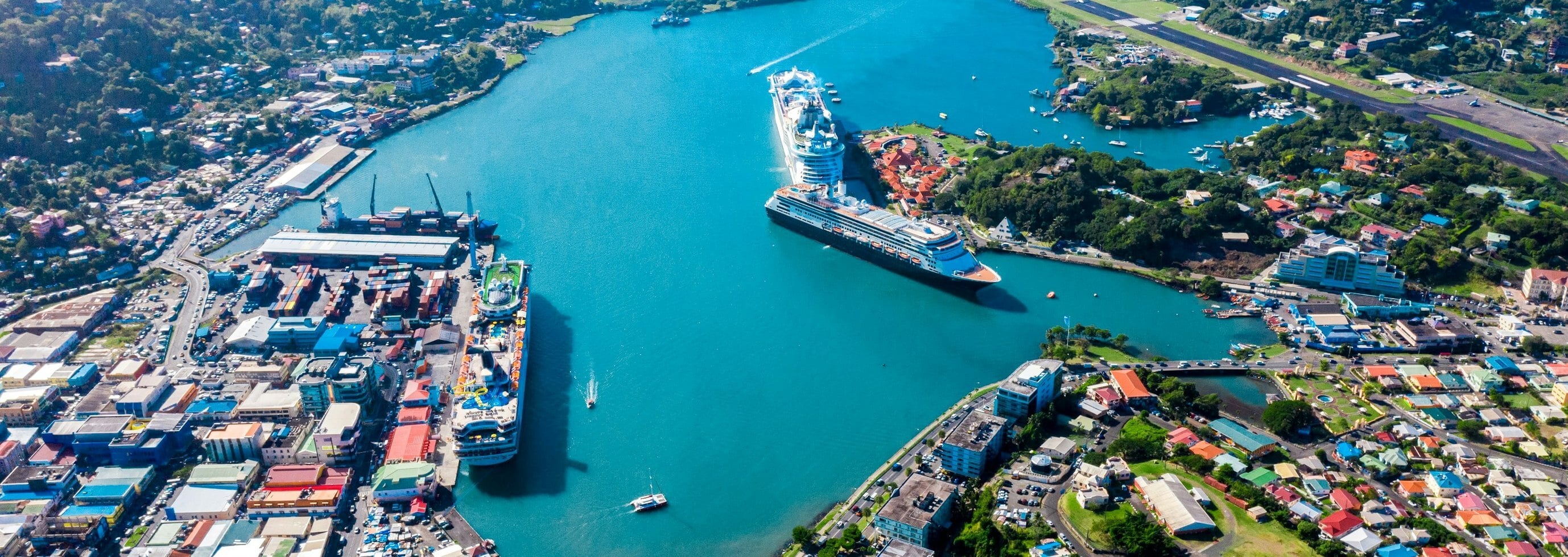 Puerto de contenedores en el Caribe con un buque atracado